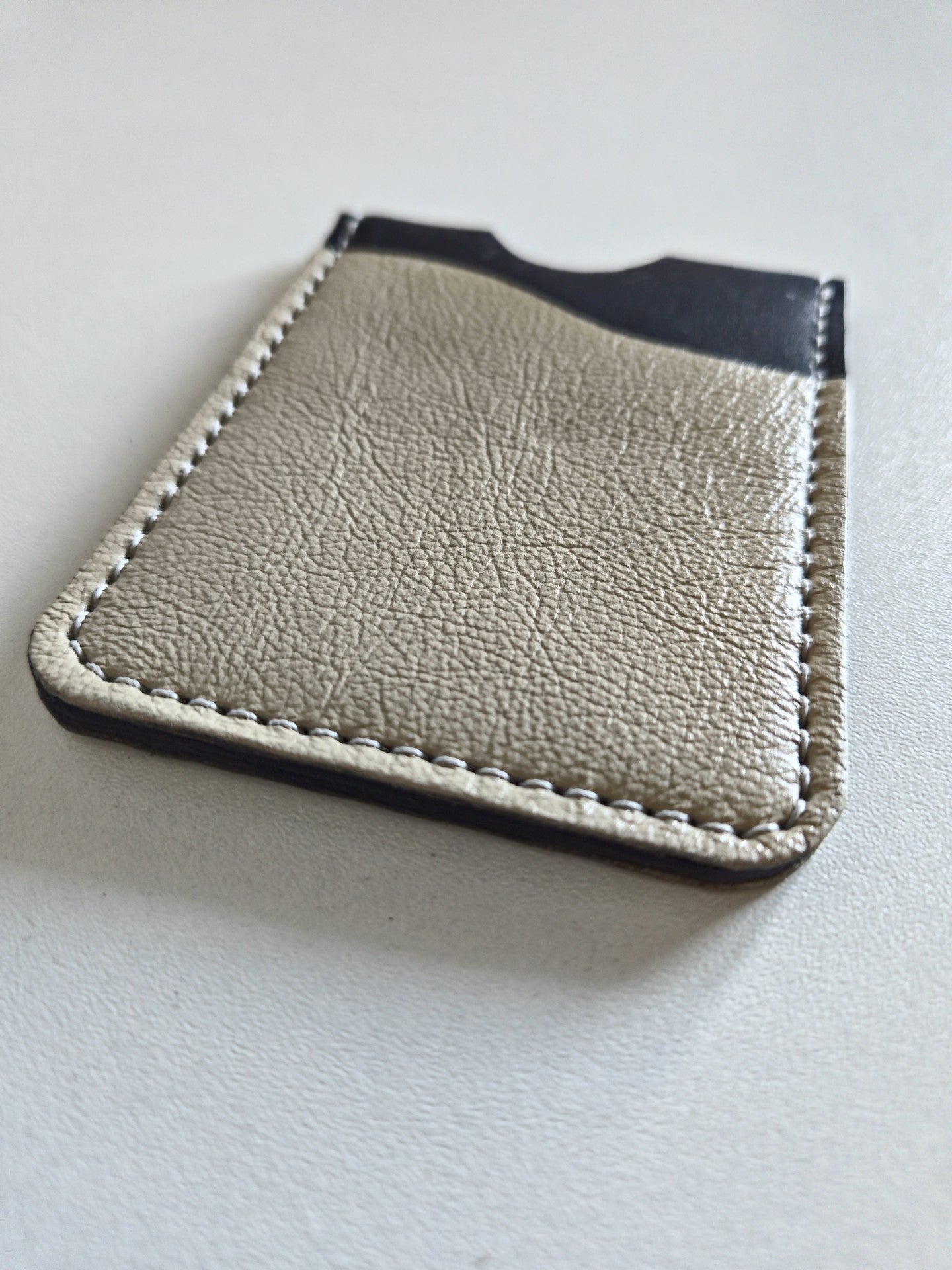 Upcycled Leather Card Holder – Sustainable and Handcrafted Elegance