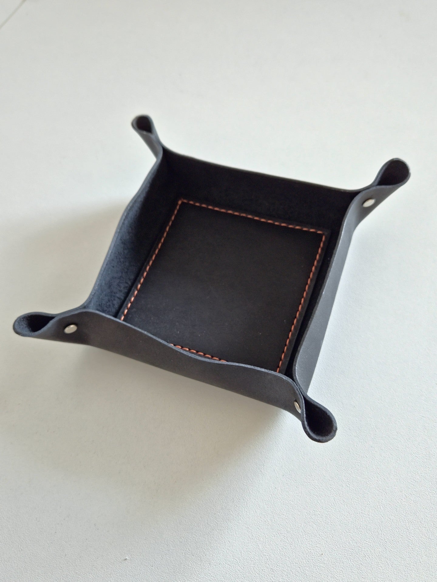 Vide-Poche en Cuir Upcyclé – Élégance et Durabilité