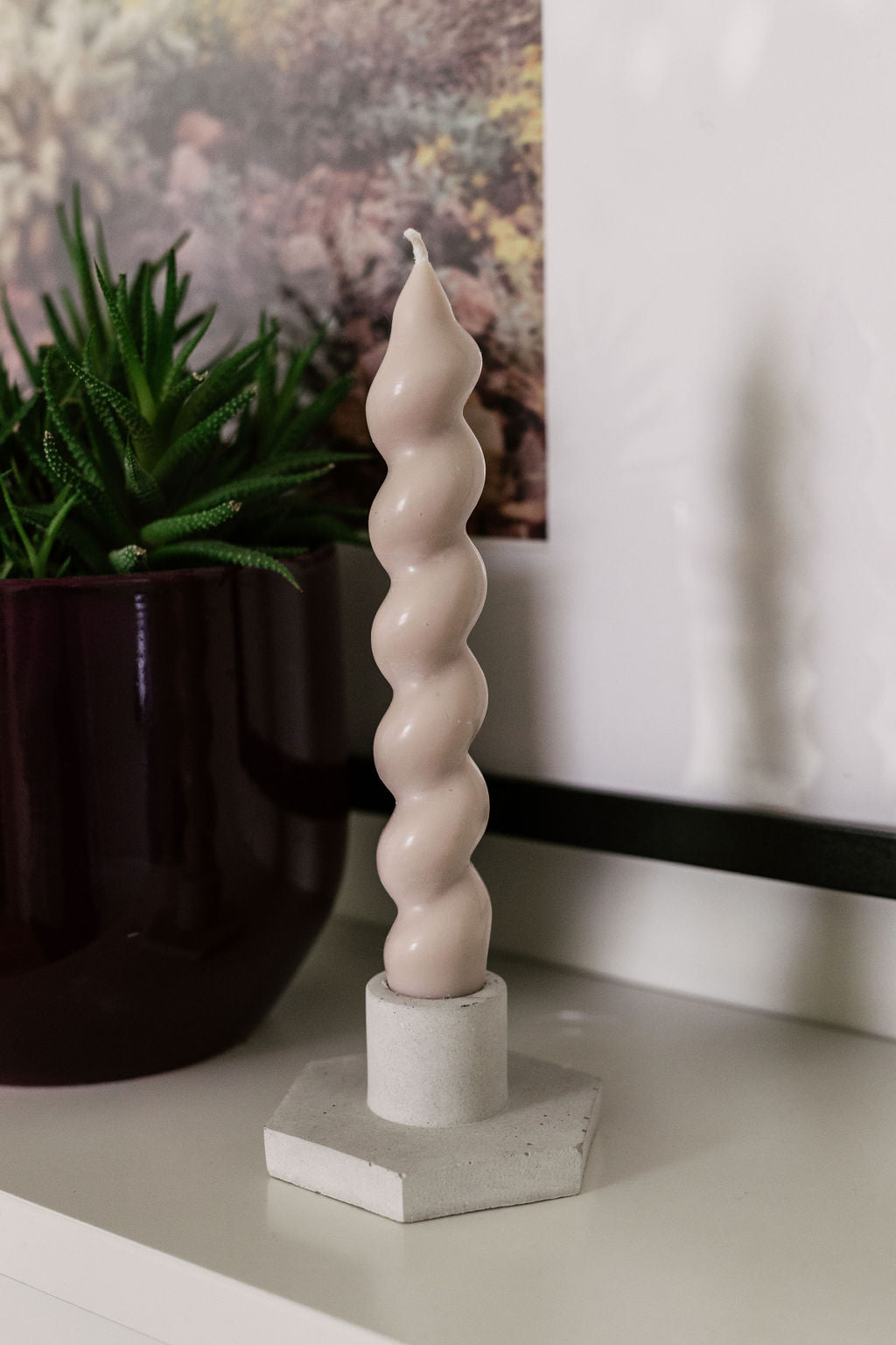 Longue bougie beige spirale au parfum de coton frais