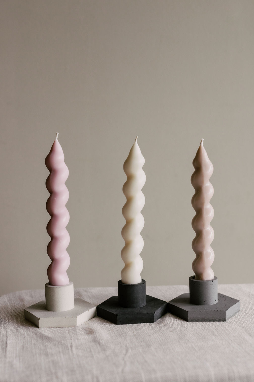 Long spiral candle with lavender and coconut scent