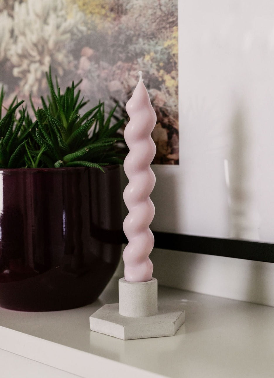 Long spiral candle with lavender and coconut scent
