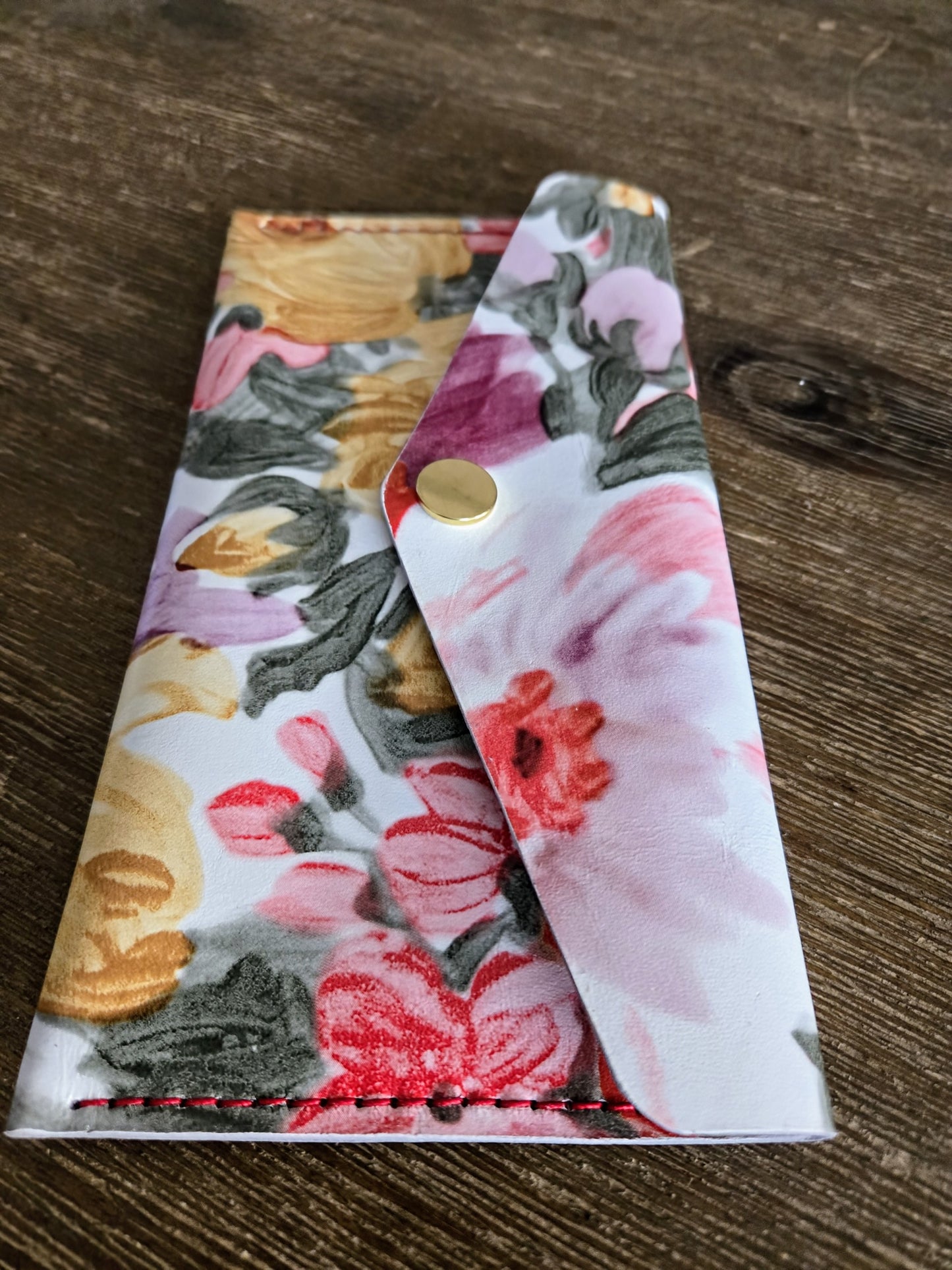 Sac enveloppe en Cuir Upcyclé – Élégance Florale et Mode Durable
