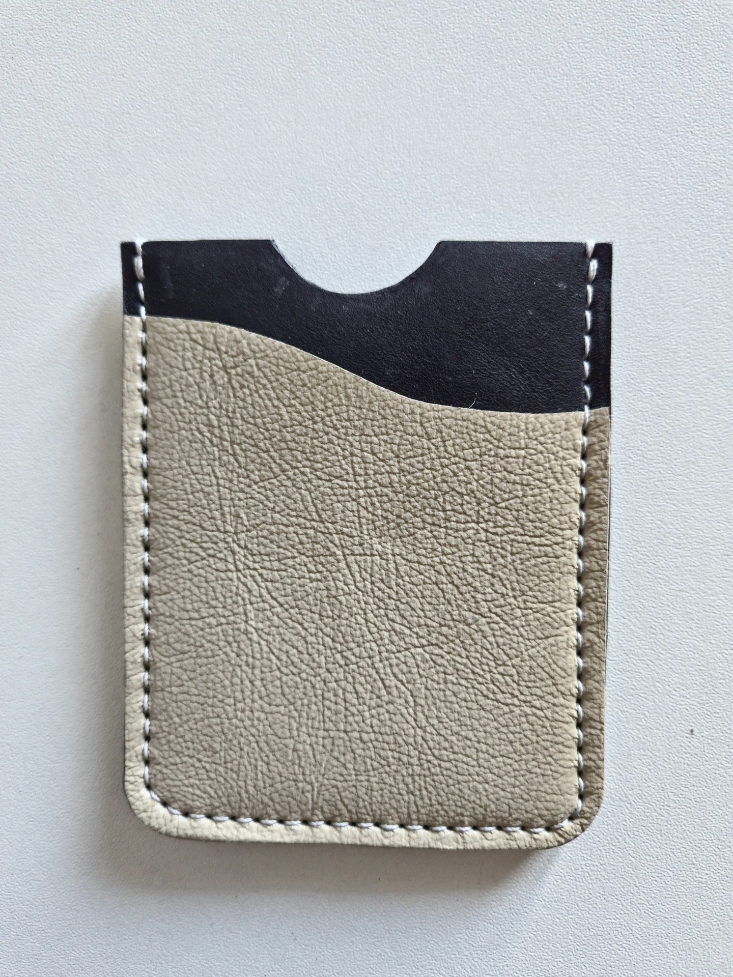 Porte-carte en cuir upcyclé – Élégance durable et artisanale