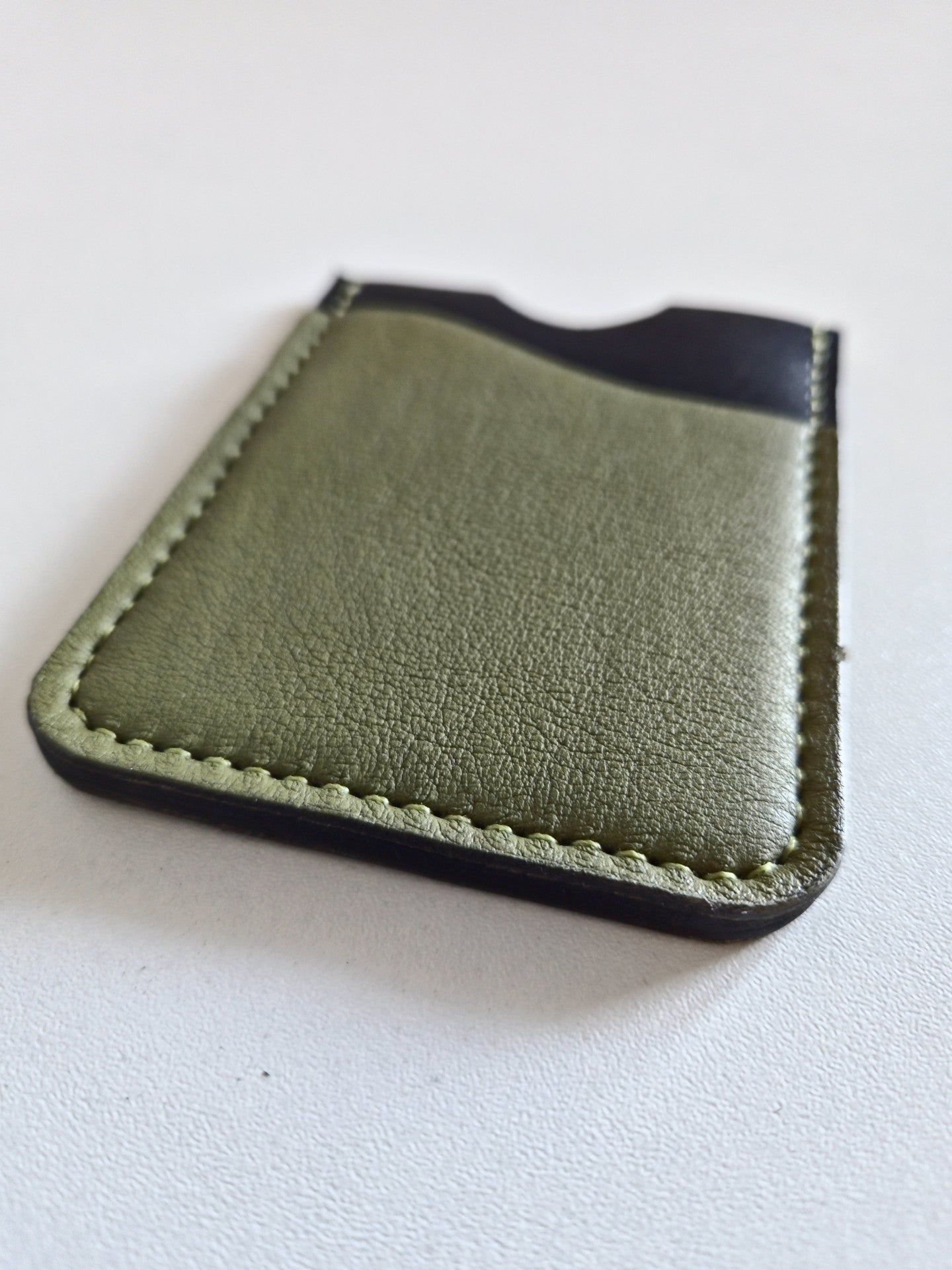 Porte-carte en cuir upcyclé – Élégance durable et artisanale