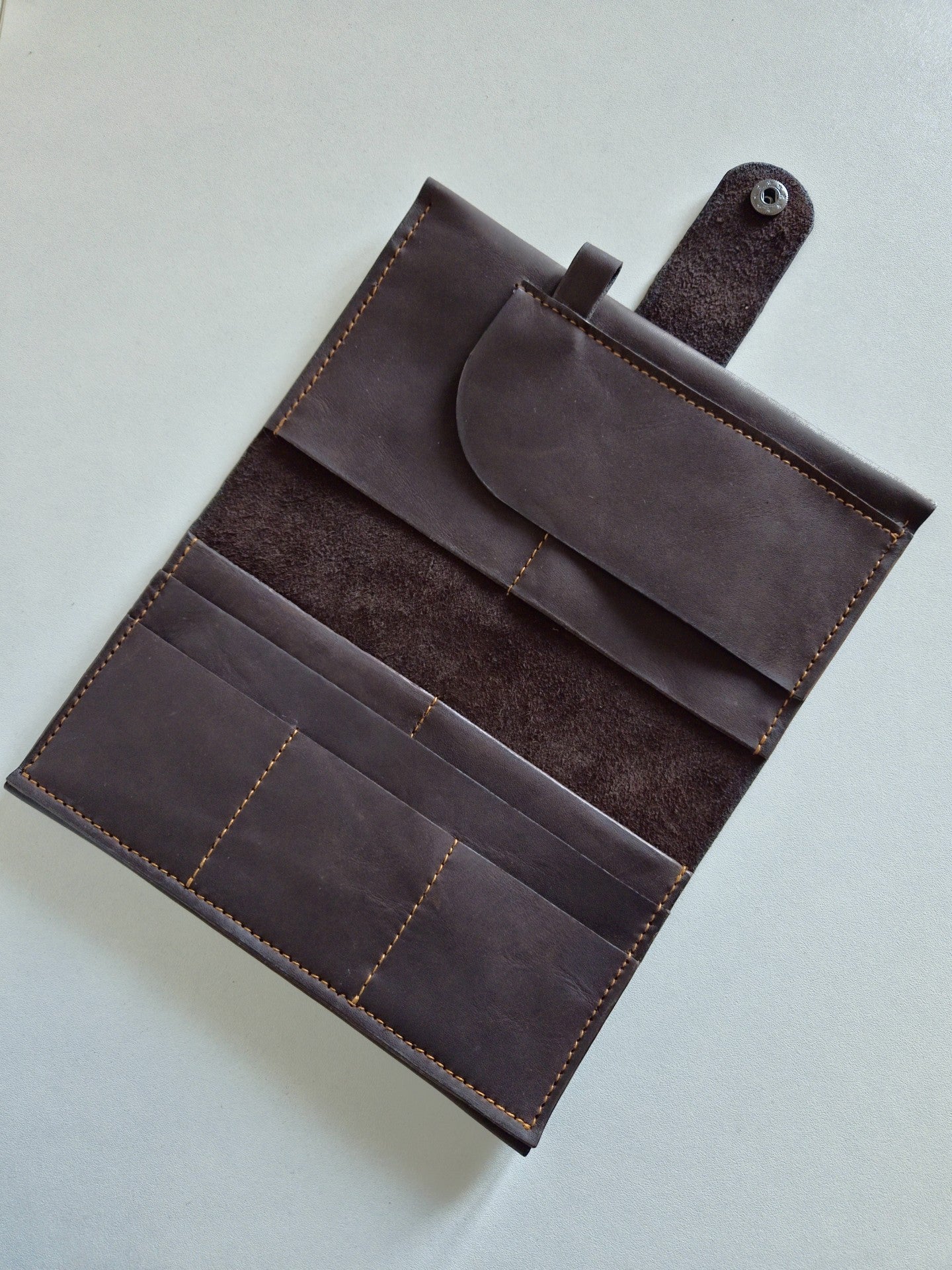 Upcycled Leather Passport Holder – Elegance and Protection for Your Travels 