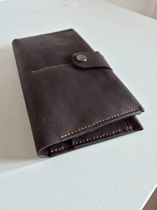 Porte-passeport en cuir upcyclé – Élégance et protection pour vos voyages