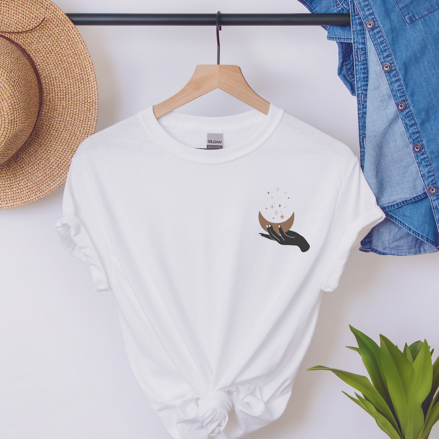 T-shirt bohème avec graphique Main tenant la lune et les étoiles